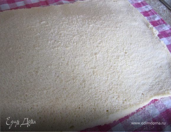 Выпекать 7-10 минут, когда бисквит начнет подпекатся, проверить готовность жеревяной шпажкой. как только она станет сухой срочно доставать.
В этом рецепте очень важно бисквит не пересушить.
Перевернуть бисквит на полотенце посыпанное сахаром.
Снять пергаментную бумагу.