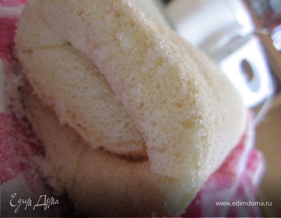 С помощию полотенца скрутить бисквит.