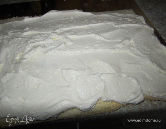 Из вишни достать косточки.
Сметану взбить с сахаром.
Большу часть крема выложить на бисквит.
Выложить вишню.
Скрутить бисквит.