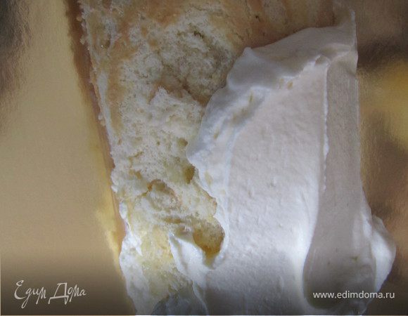 Оставшийся кремом покрыть рулет.