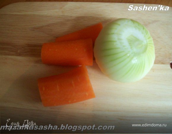 После того как Вы обезжирили бульон кладем в него целиковую луковку и морковку. Варим 10 минут. Я делаю так как альтернативу обжариванию в масле...ну зачем нам лишние масленные калории.)