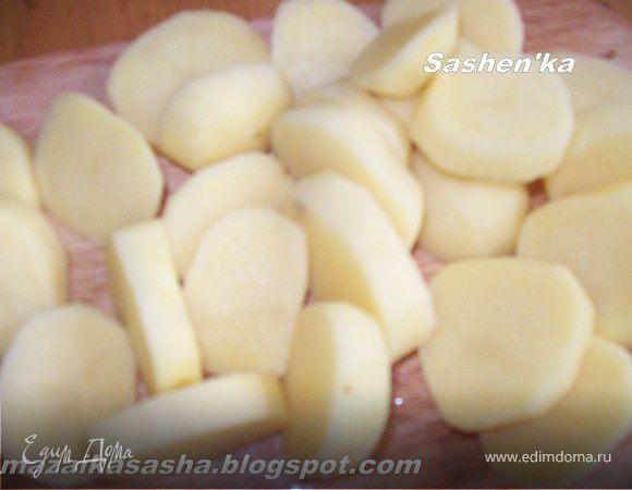 затем кладем  картошку. Вы можете нарезать как хотите. и варим еще 10-15 минут