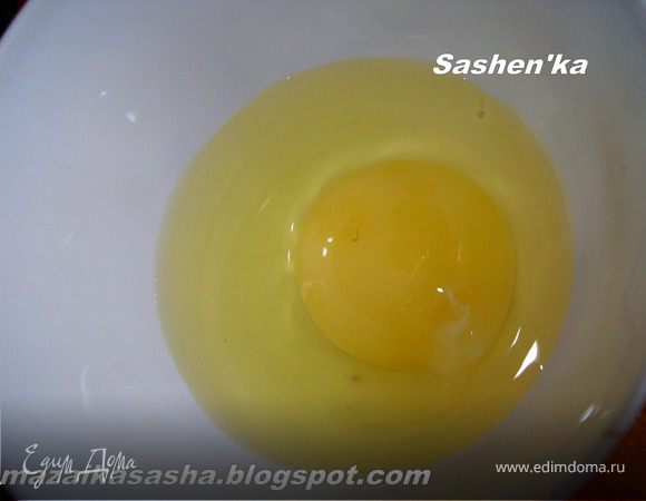 Солим. Далее разбиваете яйцо в чашку. Сделаете в кастрюле с супом водоворот и выливаете туда яйцо. Такое аккуратное как яйцо пашот у Вас не получится, так как будут мешать те ингридиенты которые мы положили в суп, но мне нравится именно так вводить яйца в суп...)))..повторите процедуру столько раз сколько у Вас есть куриных яиц...)варить 5 минут. 
как вариант можно сделатьотдельно яйца пашот а потом выложить их в порционные тарелки.)