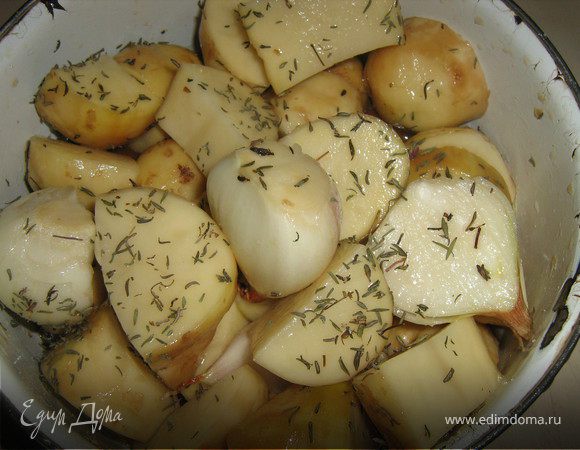 Молодой картофель очистите (можно помыть щеткой). Обсушите. Разрежьте на четвертинки. Лук очистите, оставьте целиком. Посыпьте тимьяном, солью и перцем.