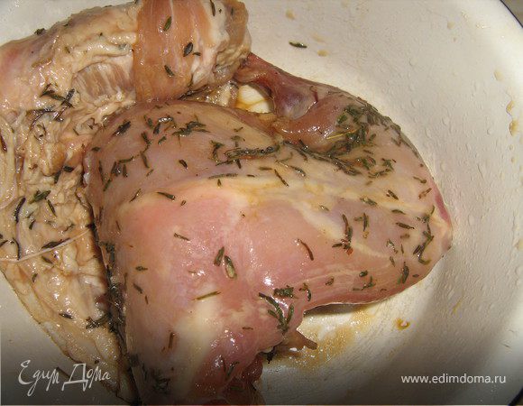 Достаньте замаринованную ножку.