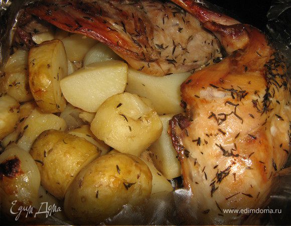 За 10 минут до готовности разрежьте пакет и дайте картофелю и кролику подрумяниться.