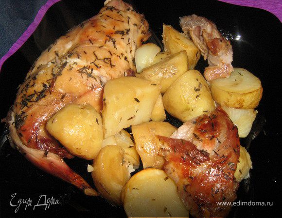 Вот и все, сочная аппетитная ножка и запеченная картошка готовы. И не забудьте подать к ним какой-нибудь овощной салатик, например, капустно-морковный, кролики это любят!