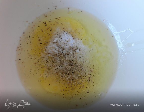 Взбить яйца,соль,перец