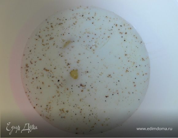 Добавить молоко и оливковое масло и ещё раз взбить