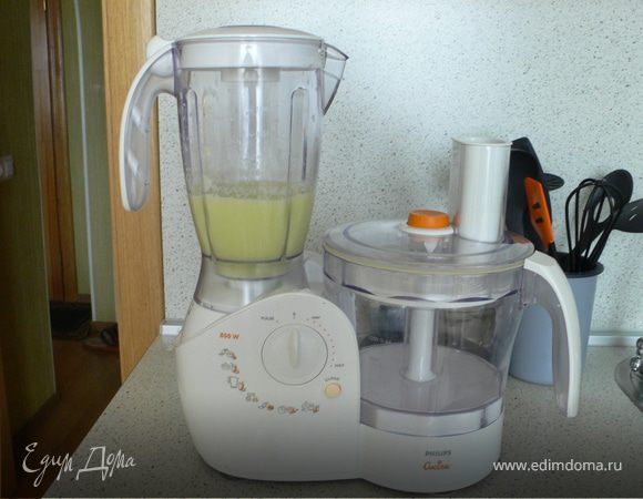 В блендере размельчить кабачки(можно натереть на тёрке, а сок слить)