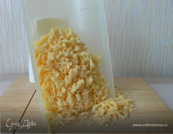 Твёрдый сыр натереть на тёрке
