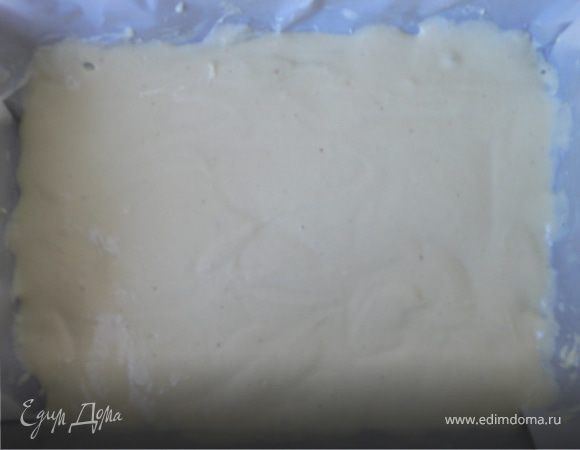 Вылить половину теста на противень