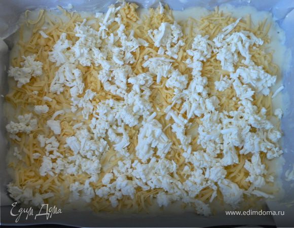 Равномерно распределить сырную смесь