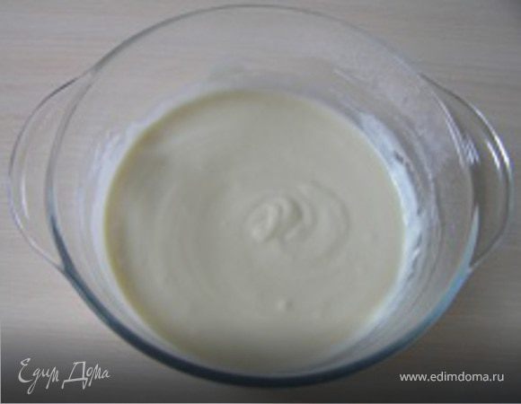 Сахар растворить в воде, добавить растительное масло, щепотку соли, соду, муку и замесить тесто.