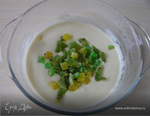 Цукаты нарезать маленькими кусочками и добавить в тесто, перемешать.