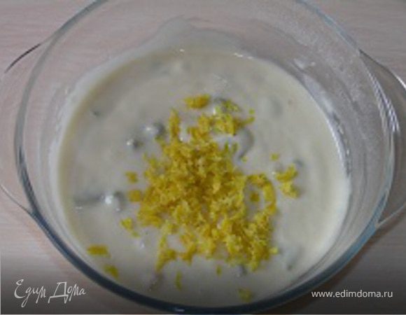 Затем добавить цедру лимона, хорошо перемешать.