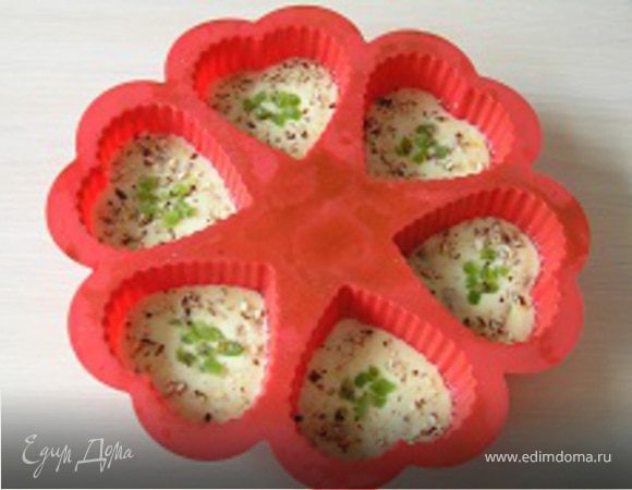 Тесто выложить в форму для кексов, сверху посыпать орехами и киви.