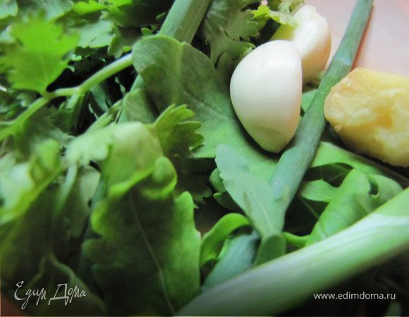 Подготовить зелень, вымыть, обсушить