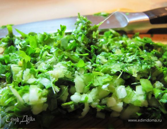 Мелко порубить вместе с чесноком и имбирем