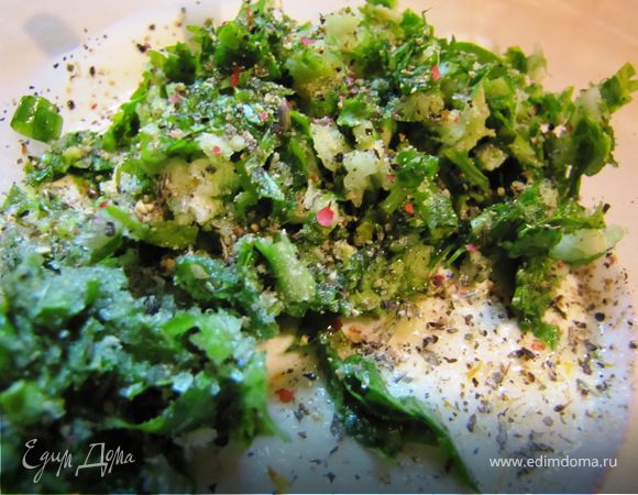 В йогурт добавить рубленную зелень, масло, соль и перец