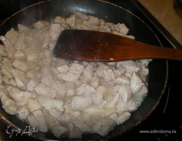 Нарезаем филе и обжариваем