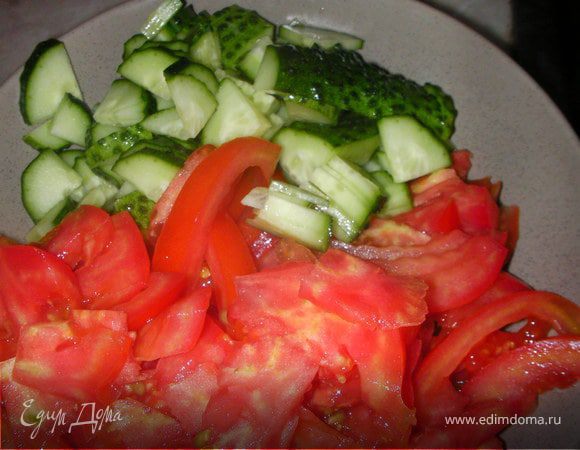 Нарезаем помидоры,огурцы 