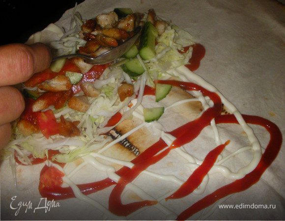 Смазываем лаваш кетчупом и майонезом,выкладуем начинку