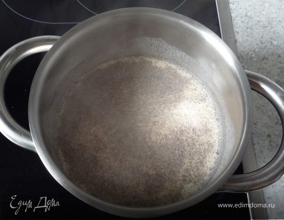 Вскипятить сливки, молоко, ванильный сахар и 3-4ст.л. сахара.