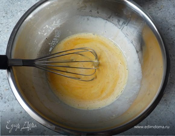 Добавить к яйцам ок. 100мл горячего молока, перемешать. Затем добавить оставшееся молоко.