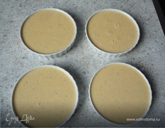 Распределить молочно-яйчную смесь через сито по 4-м формочкам (ок. 175мл объема).