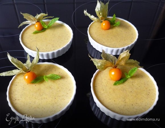 Положить в каждую формочку по 1 ч.л. сахара и карамелизовать его с помощью газовой горелки или поставить на 1-2 минуты в духовку под сильный гриль. У меня на фото крем брюле без карамельной
корочки, т.к. я немного недооценила свой гриль :) 
Украсить физалисом и листиками мяты. Приятного аппетита! 