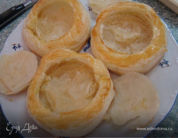 Теперь вырезаем острым ножом по внутреннему кругу "крышечку"и у нас получается такая корзинка) 