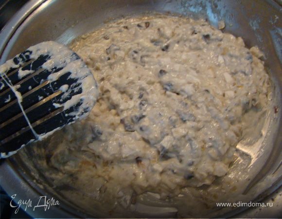 На той же сковороде обжариваю на сливочном масле мелко нарезанный лук и грибы. Не очень долго. Затем добавляю порезанную курицу, ввожу сливки (~200мл.), пару столовых ложек муки, солю и перчу. Мешаю и увариваю до загустения. Потом засыпаю натертый твердый сыр и хорошо перемешиваю. 