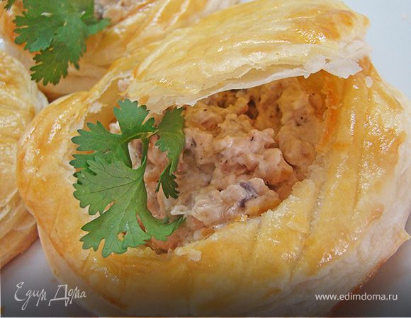 Ну вот и все. Осталось наполнить наше корзиночки начинкой и украсить зеленью или любым другим способом. Накрываем "крышечками" и зовем всех к столу :) 