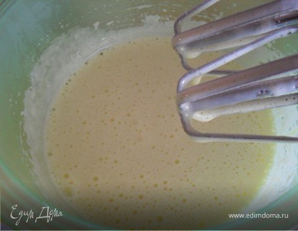 Белки взбить в пышную пену, постепенно добавляя сахар.Желтки взбить отдельно. Во взбитые белки добавить желтки, еще раз взбить.