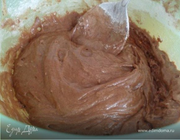 В яичную массу добавить какао, осторожно перемешать, затем добавить муку и опять, осторожно перемешать.