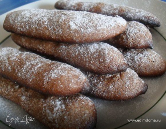 Готовые савоярди посыпать сахарной пудрой.