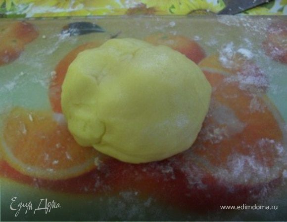 Желатин залить 3 ст.л.воды,дать набухнуть.Тем временем, яйцо взбить с сахаром, добавить соль,соду, маргарин, муку.Замесить гладкое эластичное тесто.