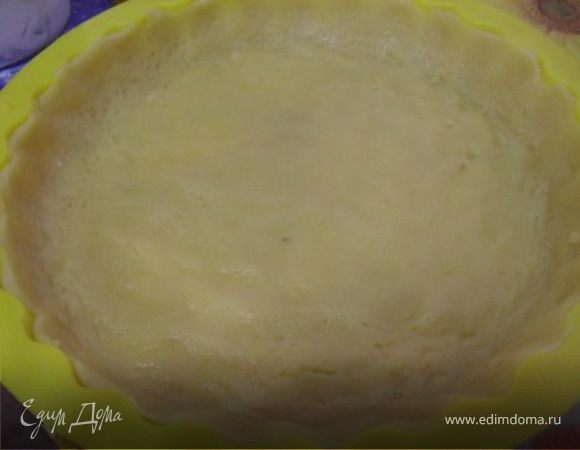 Тесто распределить по форме (чтобы были бортики).Убрать в холод на 10 минут.