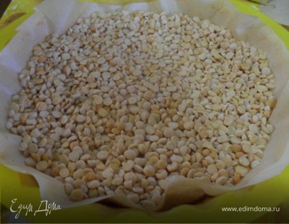 Через 10 минут достать форму из холодильника, уложить пергамент, сверху горох.Выпекать "тарталетище" при 200*С  до готовности (около 10-15 минут).