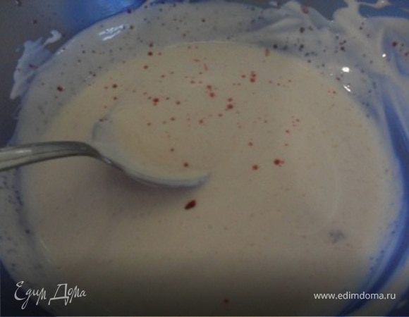 100 гр.черешни взбить в блендере в пюре. Набухший желатин нагреть на плите, 2/3 черешневого пюре смешать с 270 гр.сметаны. Остальное пюре смешать с 30 гр.сметаны.В обе смеси добавить нагретый желатин.