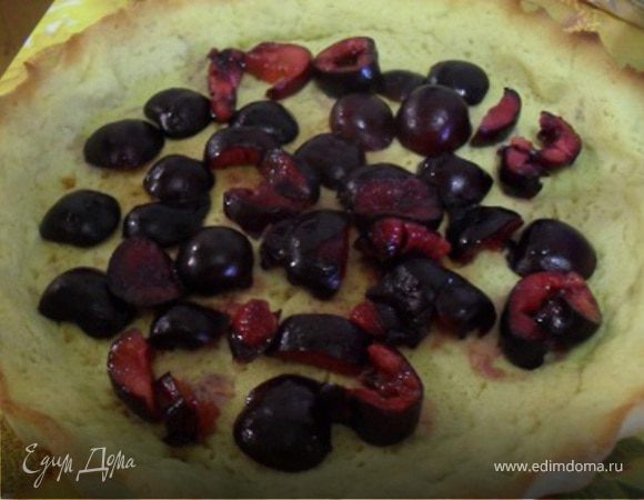 Выпеченную тарталетищу остудить, из 150 гр.черешни удалить косточки, порезать, уложить на дно тарталетищи.