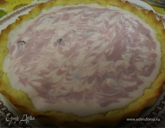 Сверху черешню закрыть кремом по светлее, сверху вылить второй черешневый крем, зубочисткой сделать рисунок ( в основе узор).