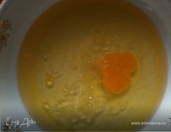 смешиваем масло ,воду и яйцо с щепоткой соли