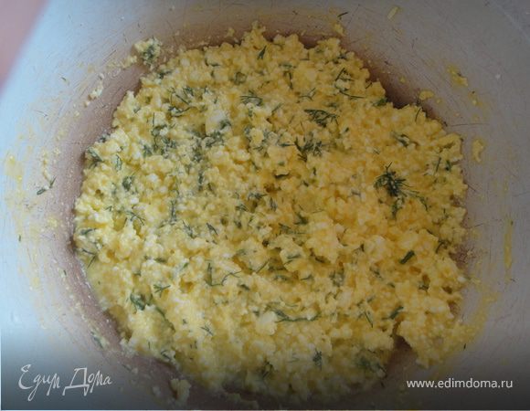 приготовить начинку,смешать творог,яйца(я положила только желтки) ,укроп и соль по вкусу.