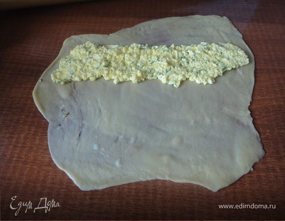 раскатать тесто до прозрачности,положить начинку и свернуть в рулет.