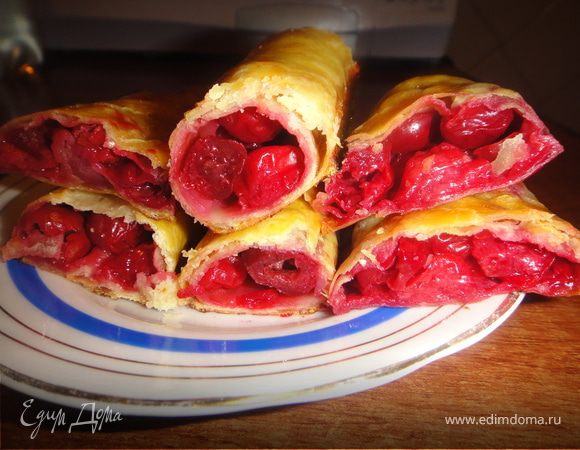 сверху я смазала яйцом рулетики перед тем,как ставить в духовку.разогреть духовку до 180 градусов и печь мин.35(у меня газовая)тесто получается слоенное.я делала еще с вишнями,с вишен убрала косточки пересыпала сахаром и  получился очень сочный, вкусный и с кислинкой рулет 