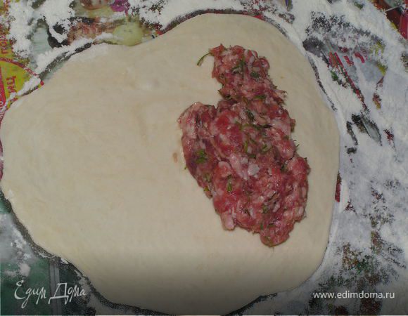 Каждую улиточку раскатать в круг диаметром 15 см( Круг это в идеале конечно)))
На одну половинку выложить 1 ст. ложку фарша(не больше иначе он не прожарится)