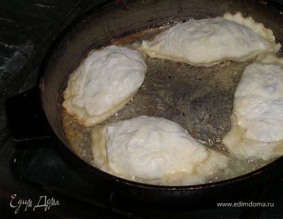 Сковороду с маслом хорош разогреть, обжаривать чебуреки с каждой стороны сначала 2 минуты на сильном огне, затем 3 минуты на слабом под крышкой
Совет:лучше сначала обжарьте один, чтобы понять приготовился ли фарш, а то вот у меня сначала сырой немного получился, хорошо что вовремя заметила)