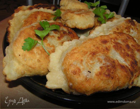 Выложить готовые чебуреки на салфетку, чтоб лишнее масло впиталось, подавать горячими с веточками петрушки)